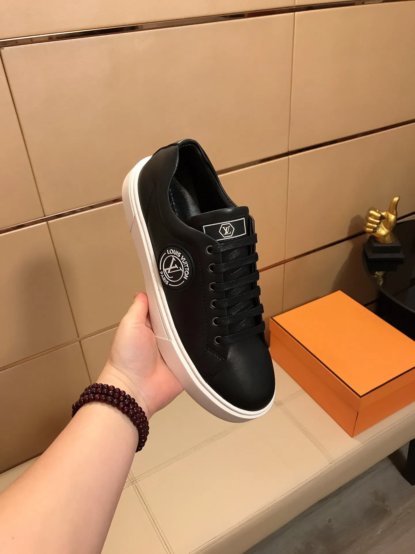 Factory price P360 👟👟💥【LV Louis Vuitton】The latest trendy casual shoes for men, made of imported cowhide with brand logo, genuine leather lining, rubber outsole that is wear-resistant and non-slip, high-level version, perfect on-foot effect, and exquisite workmanship. Code number: 38-44